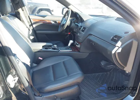 2009 Mercedes-Benz C 300 Luxury/Sport z USA, uszkodzony, nr VIN WDDGF54X79F217921